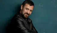 Ünlü oyuncu Nejat İşler hasta mı? Konser çıkışı ayakta durmakta zorlanmıştı!