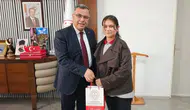 Afyonlu ortaokul öğrencisinden büyük başarı: Kendi kitabını yazdı, Müdür Altınkaynak'a hediye etti