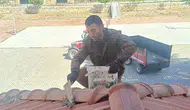 Afyonkarahisar’da muhtardan örnek davranış: Okulun çatısını karşılık beklemeden onardı