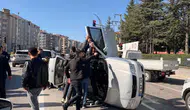 Afyonkarahisar’da kontrolden çıkan otomobil iki araca çarparak yan yattı