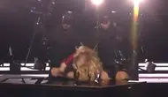 Madonna’nın VMAs gecesindeki anları gündem oldu! Ödülün kategorisini unuttu