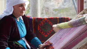 Kadınların İlmek İlmek Sabrı: Yapımı Bir Ay Süren Seccadeler 20 Bin Liradan Satılıyor