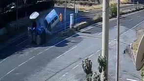 Traktör ile otomobil çarpıştı, dehşet anları kamerada!
