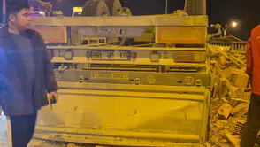 Afyon'da korkutan kaza! TIR devrildi, yol trafiğe kapandı