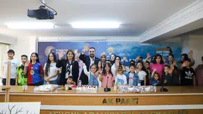 AK Parti Afyonkarahisar’da yeni eğitim yılı heyecanı! Öğrencilere hediye verdiler