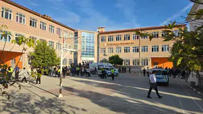 Manisa'da lise önünde silahlı saldırı: 3 öğrencinin durumu kritik