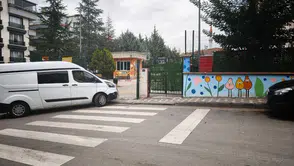 Okul bahçesinde dehşet! Boşanma aşamasındaki eşi tarafından bıçaklanan kadın hayatını kaybetti
