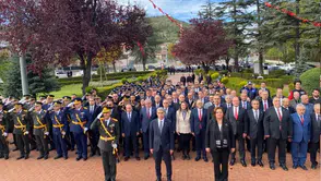 Afyon’da Cumhuriyet’in 103. yılı için Atatürk Anıtı’na çelenkler sunuldu