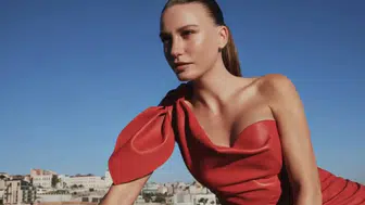 Serenay Sarıkaya podyumda şov yaptı! Püsküllü elbisesiyle göz kamaştırdı