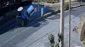 Traktör ile otomobil çarpıştı, dehşet anları kamerada!