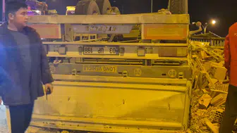 Afyon'da korkutan kaza! TIR devrildi, yol trafiğe kapandı