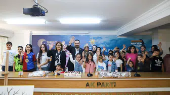 AK Parti Afyonkarahisar’da yeni eğitim yılı heyecanı! Öğrencilere hediye verdiler