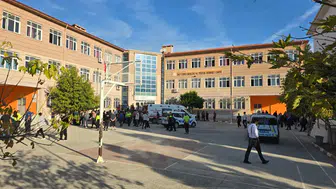Manisa'da lise önünde silahlı saldırı: 3 öğrencinin durumu kritik