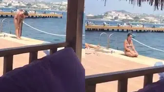 Plajda Bikiniyle Namaz Tartışması! Dinen Geçerli Mi? Bikiniyle Namaz Kılınır Mı?
