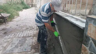 Bolvadin’de imamdan örnek davranış: Caminin tadilatını usta beklemeden kendi yaptı