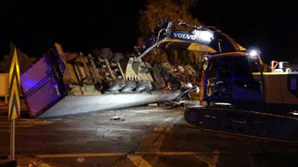 Antalya'da tır durağa devrildi! 2 kişi hayatını kaybetti