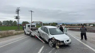 Afyon'da feci kaza: Otomobil refüje saplandı! Ekipler harekete geçti!