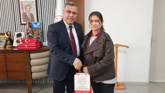 Afyonlu ortaokul öğrencisinden büyük başarı: Kendi kitabını yazdı, İl Milli Eğitim Müdürü’ne hediye etti