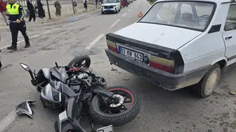 Afyon'da feci kaza: Otomobille çarpışan motosiklet sürücüsü yaralandı