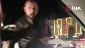 Afyon’da Yol Verme Kavgası! Aracından İnip Kaportaya ve Aynaya Vurdu