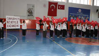 İscehisar’da 29 Ekim heyecanı: Başarılı öğrencilere ödülleri verildi