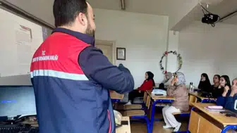 Afyon'da elma üreticilerine hastalık ve zararlılarla mücadele eğitimi