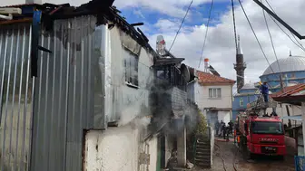 Afyon'da Geceyi Aydınlatan Alevler Yürekleri Ağza Getirdi! Sandıklı’da Ahşap Ev Kül Oldu...