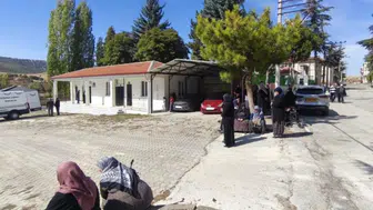 Afyonkarahisar'da cenazeye gelen yaşlılar güneş altında kaldı