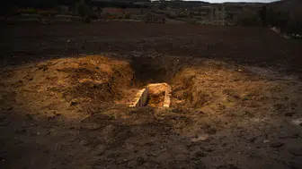 Tarlasını sürerken lahit buldu! Pulluğuna takılan kapak keşfi ortaya çıkardı