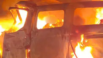 Afyonkarahisar’ın Dinar ilçesinde feci kaza: Tıra çarpan minibüs alev aldı, sürücü yanarak yaşamını yitirdi!