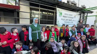 Afyon’da minik öğrencilerden anlamlı etkinlik: Cumhuriyet Bayramı için fidan diktiler