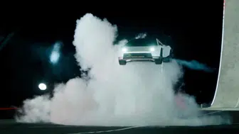 Tesla’nın Uçan Arabası Sosyal Medyayı Salladı! Havada Takla Atan Roadster Gündem Oldu