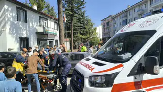 Şuhut’ta motosiklet kazası: Sürücü yol ortasına devrilen motosikletten yaralı kurtuldu