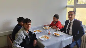 Bolvadin İlçe Millî Eğitim Müdürü Mehmet Ali Keleş, taşımalı eğitim gören öğrencilerle yemekte bir araya geldi