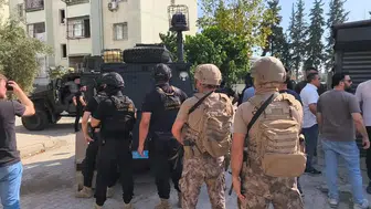 Adana’da el bombası paniği! Kendini eve kilitleyen şüpheli gözaltına alındı