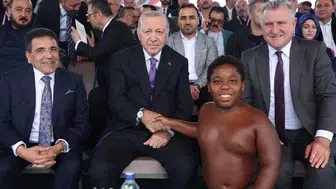 Osman Ali Davutoğlu kimdir? 11 yaşındaki Tanzanyalı güreşçi Erdoğan'la sohbet etti