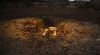 Tarlasını sürerken lahit buldu! Pulluğuna takılan kapak keşfi ortaya çıkardı