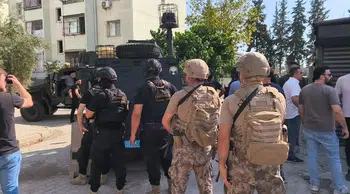 Adana’da el bombası paniği! Kendini eve kilitleyen şüpheli gözaltına alındı