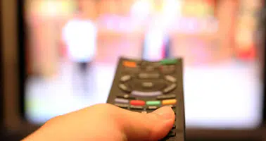 Bu akşam TV’de ne var? 10 Ekim Cumartesi kanal kanal yayın akışı ve reyting mücadelesi!
