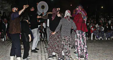 Afyonkarahisar'ın en ilginç gelenekleri görenleri şaşırtıyor! Bamyayla biten yemek, kadın kılığına giren erkekler...