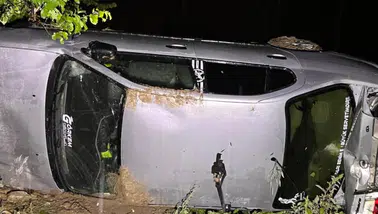 Bolvadin'de devrilen otomobilin sürücüsü yaralandı