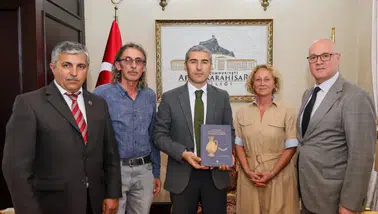 Afyonkarahisar’ın tarihi kazıları Vali Aktaş’ın gündeminde: Amorium ve Üçhöyük için bilgi aldı