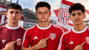 EGE FK’dan üç genç futbolcuya profesyonel kulüp yolu açıldı