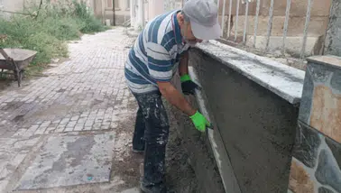 Bolvadin’de imamdan örnek davranış: Caminin tadilatını usta beklemeden kendi yaptı