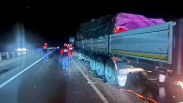 Sinanpaşa'da tırların çarpıştığı kazada sürücülerden biri hayatını kaybetti