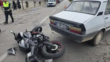 Afyon'da feci kaza: Otomobille çarpışan motosiklet sürücüsü yaralandı