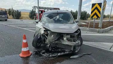 Afyon'da feci kaza! İki hafif ticari araç çarpıştı, 1 kişi hayatını kaybetti