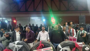 Afyon’da beklenmedik düğün hediyesi: Altın yerine bakın ne taktılar!
