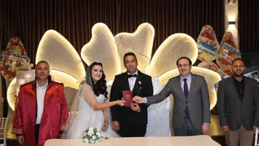 Kaymakam Türker mesai arkadaşlarının nikahlarını kıydı