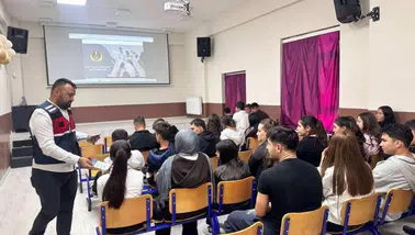 Dinar’da jandarmadan öğrenci ve öğretmenlere dijital dünya uyarısı